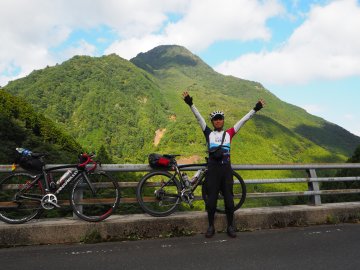 寒風山隧道への登り