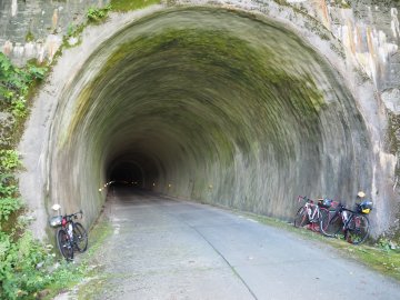 寒風山隧道西側